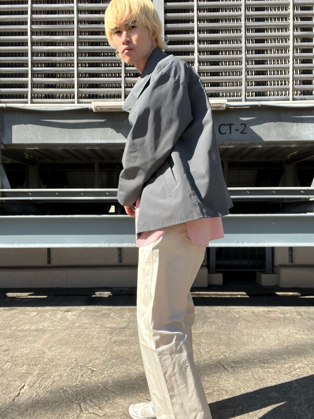 ホワイト系のチノパンツ、ピンク系のシャツ/ブラウス、グレー系のその他アウターを着用したメンズの冬コーディネートの4枚目の写真