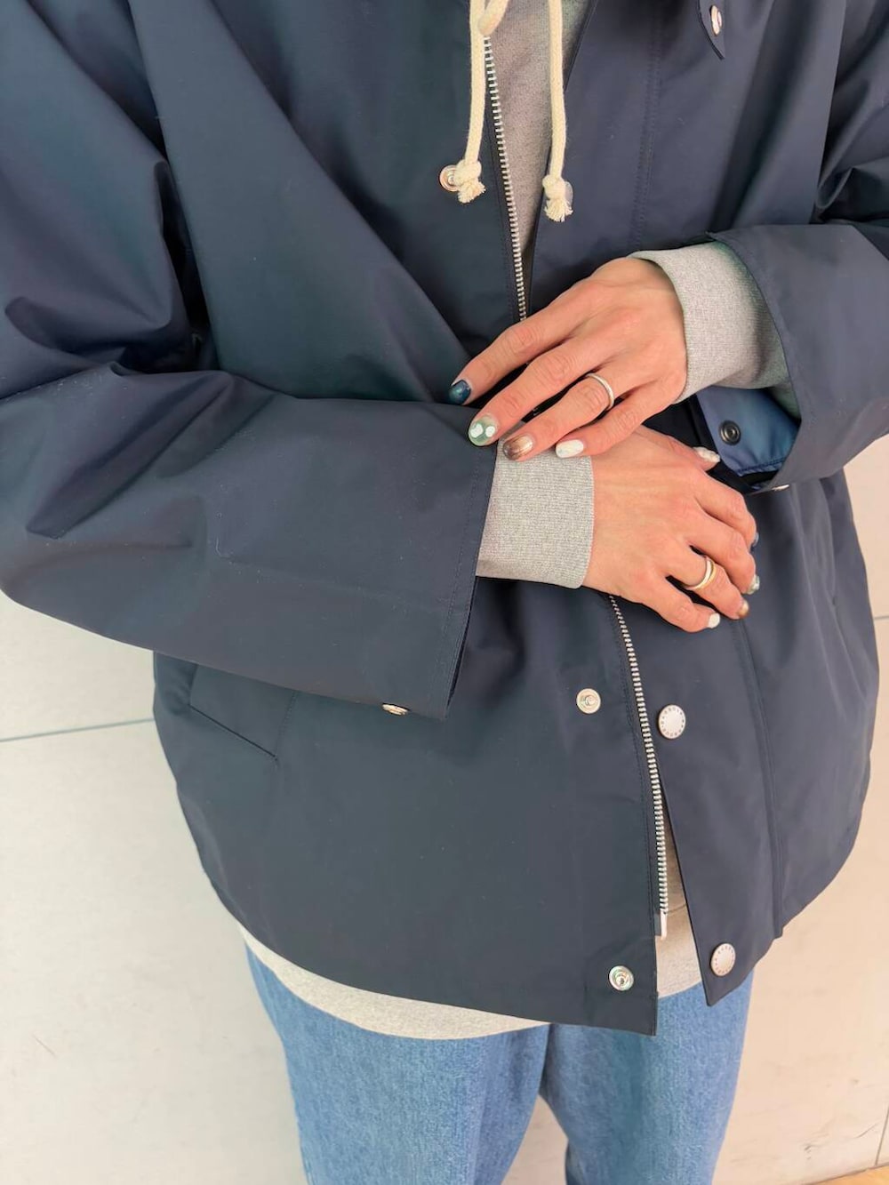 ブルー系のナイロンジャケットを着用したメンズの冬コーディネートの3枚目の写真