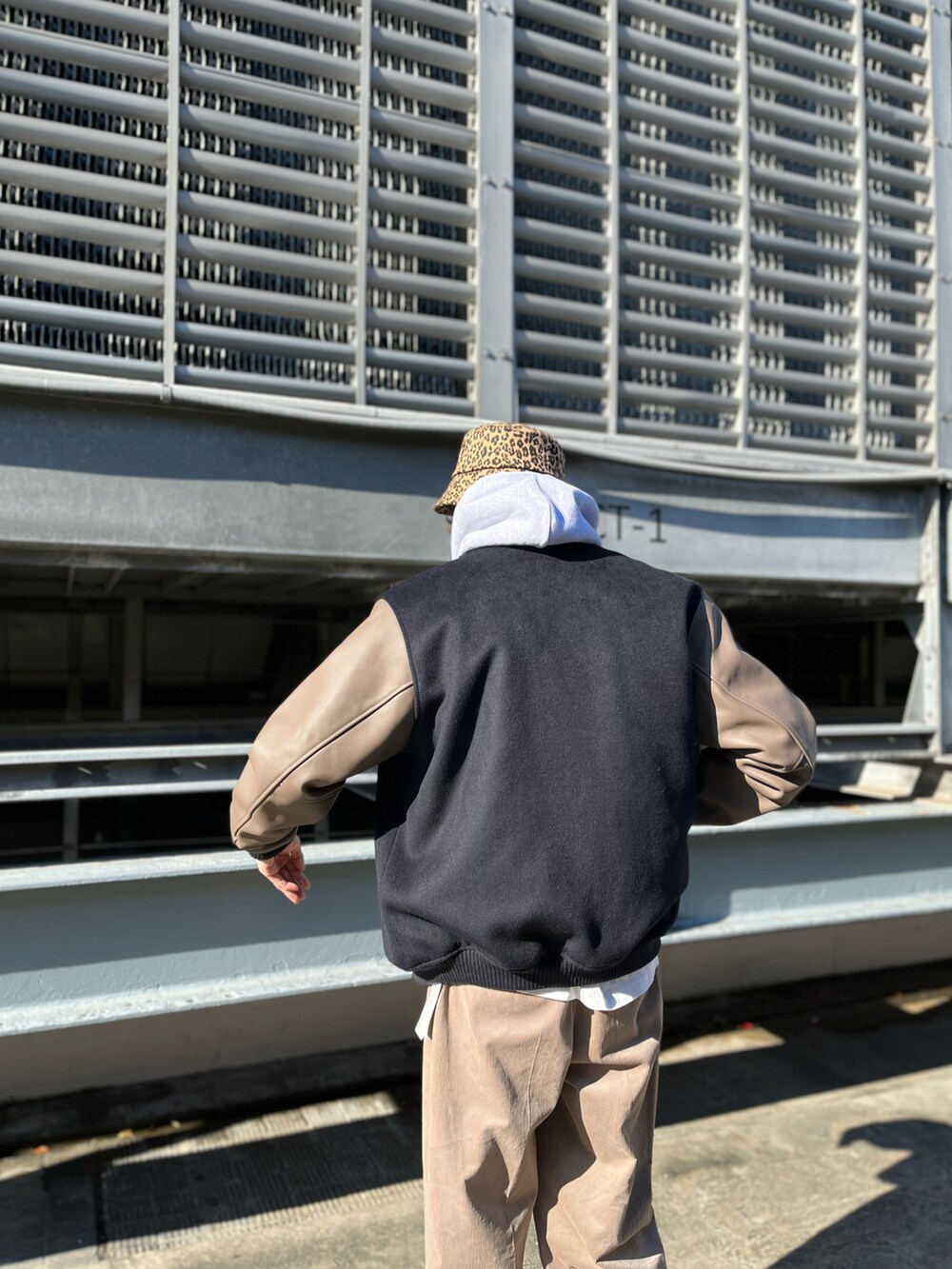 ベージュ系のその他パンツ、グレー系のパーカー、ブルー系のスタジャンを着用したメンズの冬コーディネートの4枚目の写真