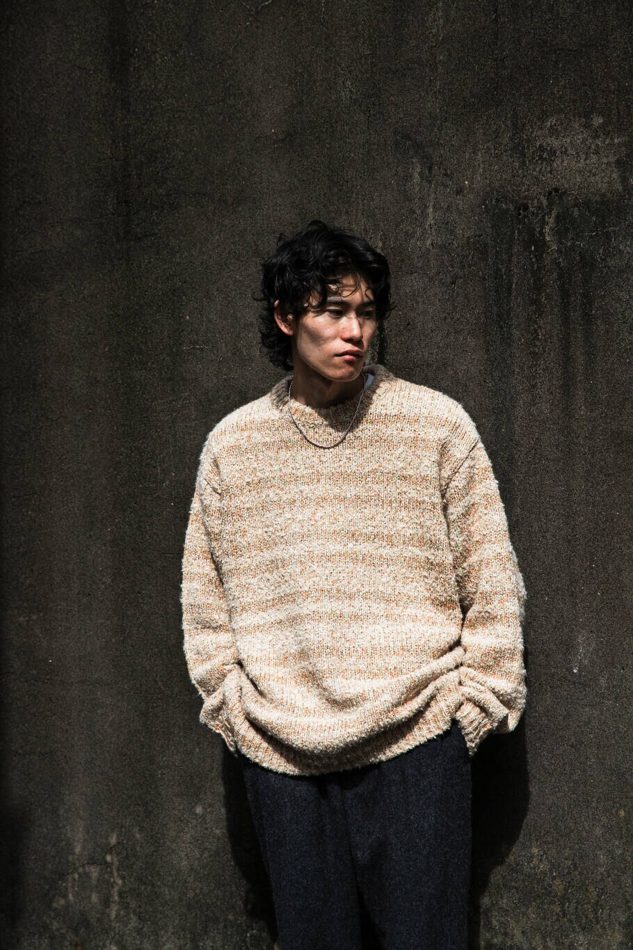 ベージュ系のニット/セーターを着用したメンズの秋コーディネートの2枚目の写真