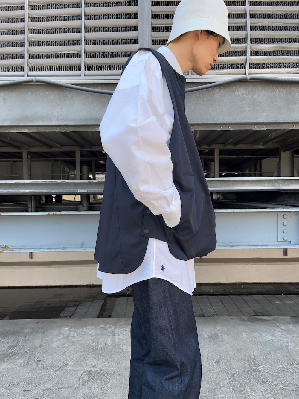 ブルー系のベスト、ホワイト系のシャツ/ブラウス、ブルー系のデニムパンツを着用したメンズの春コーディネートの3枚目の写真