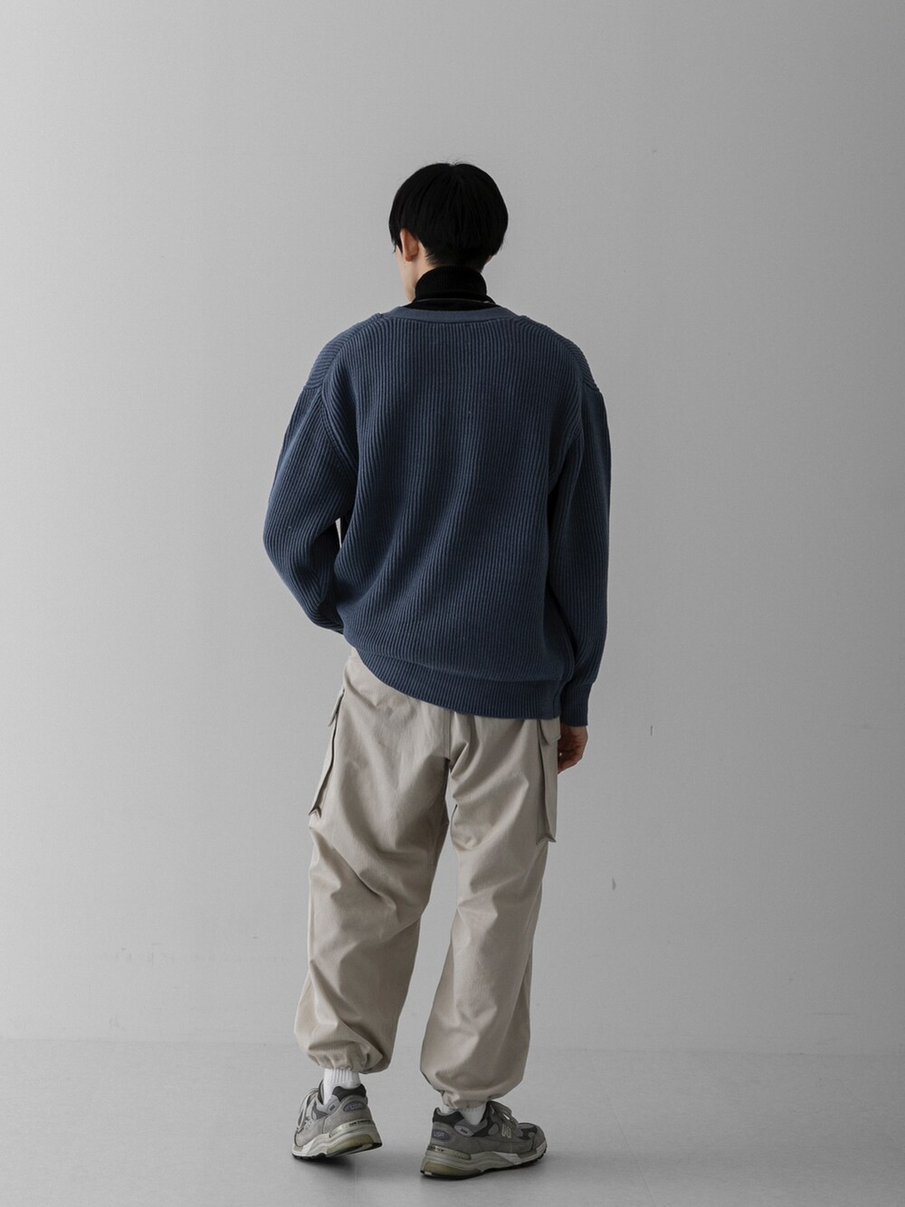 ベージュ系のその他パンツ、パープル系のカーディガン/ボレロ、ホワイト系のニット/セーターを着用したメンズの冬コーディネートの2枚目の写真