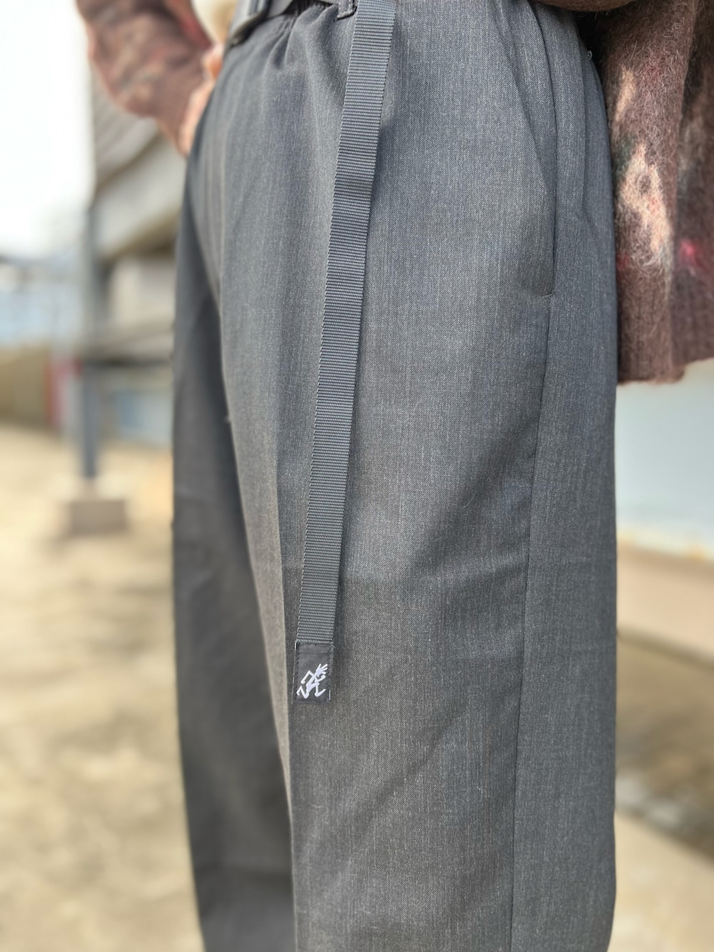 ブラック系のシューズ、ブラック系のその他パンツ、ブラウン系のカーディガン/ボレロを着用したメンズの秋コーディネートの3枚目の写真