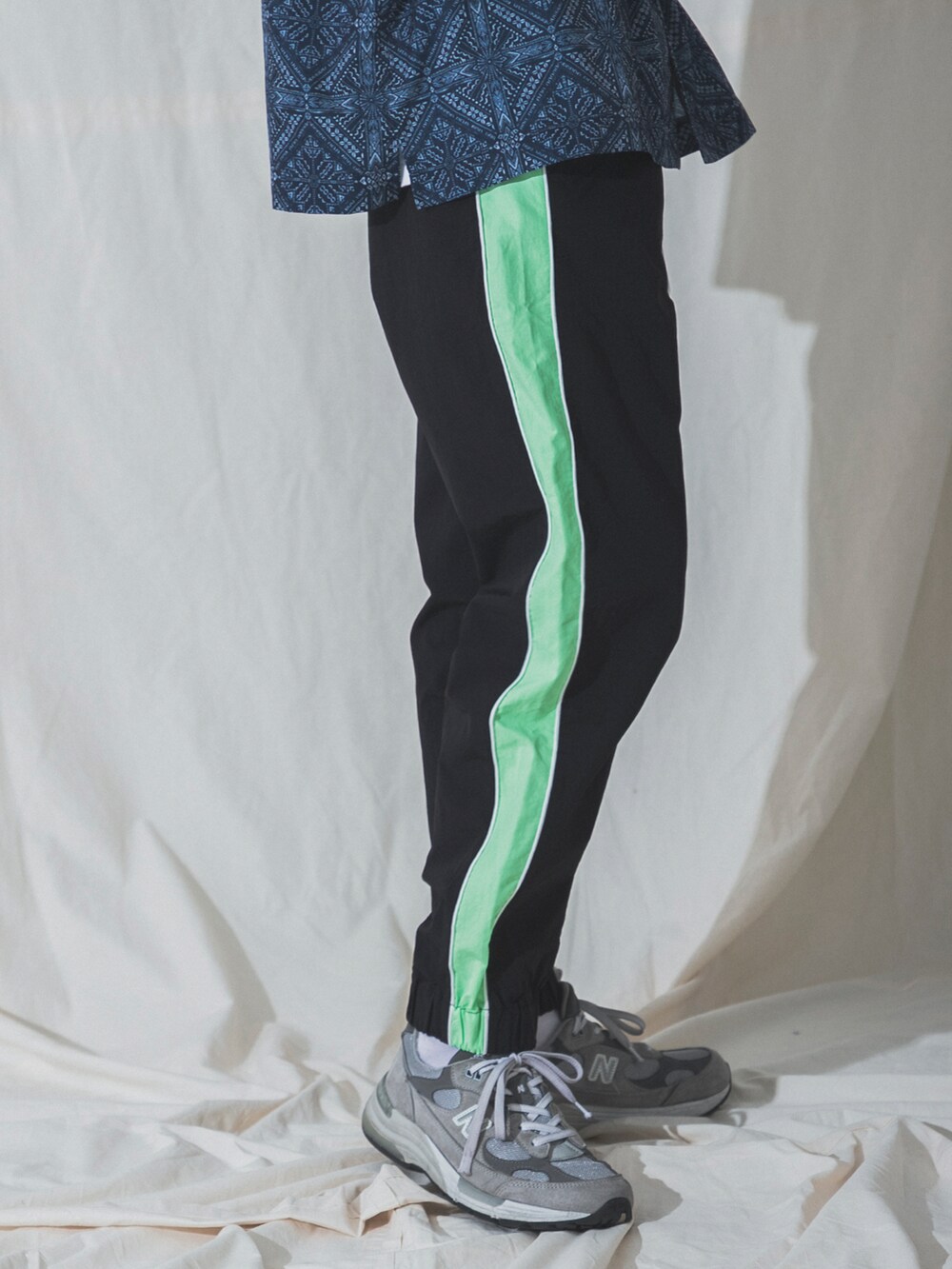 ブラック系のその他パンツ、グレー系のスニーカー、その他のシャツ/ブラウスを着用したメンズの春コーディネートの2枚目の写真