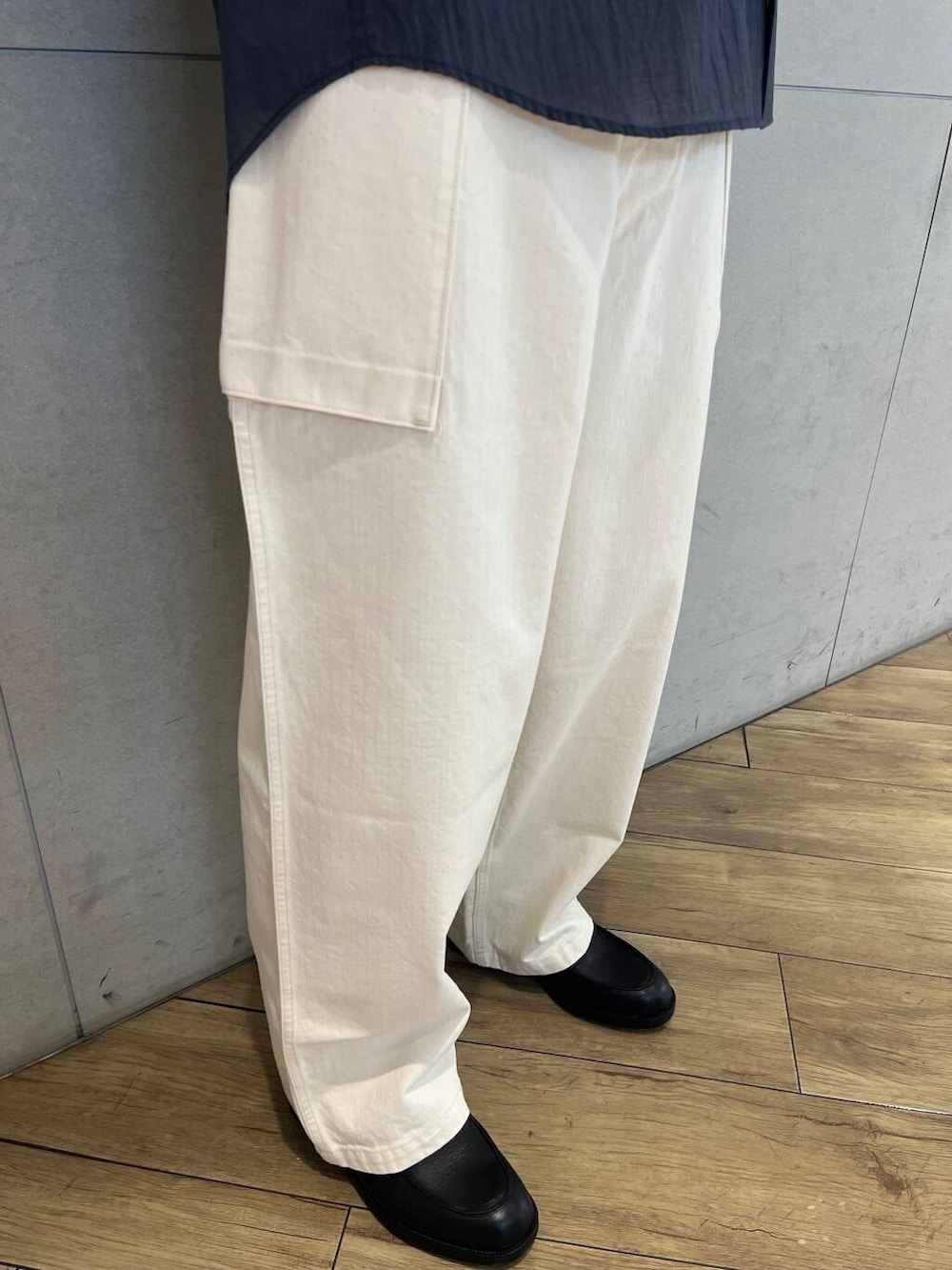 ホワイト系のその他パンツ、ブラック系のローファー、ブルー系のシャツ/ブラウスを着用したメンズの夏コーディネートの4枚目の写真