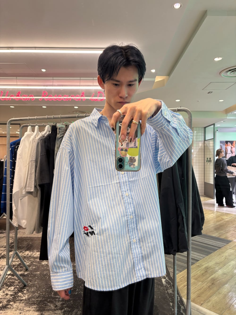 その他のシャツ/ブラウス、シルバー系のスニーカー、ブラック系のその他パンツを着用したメンズの春コーディネートの2枚目の写真