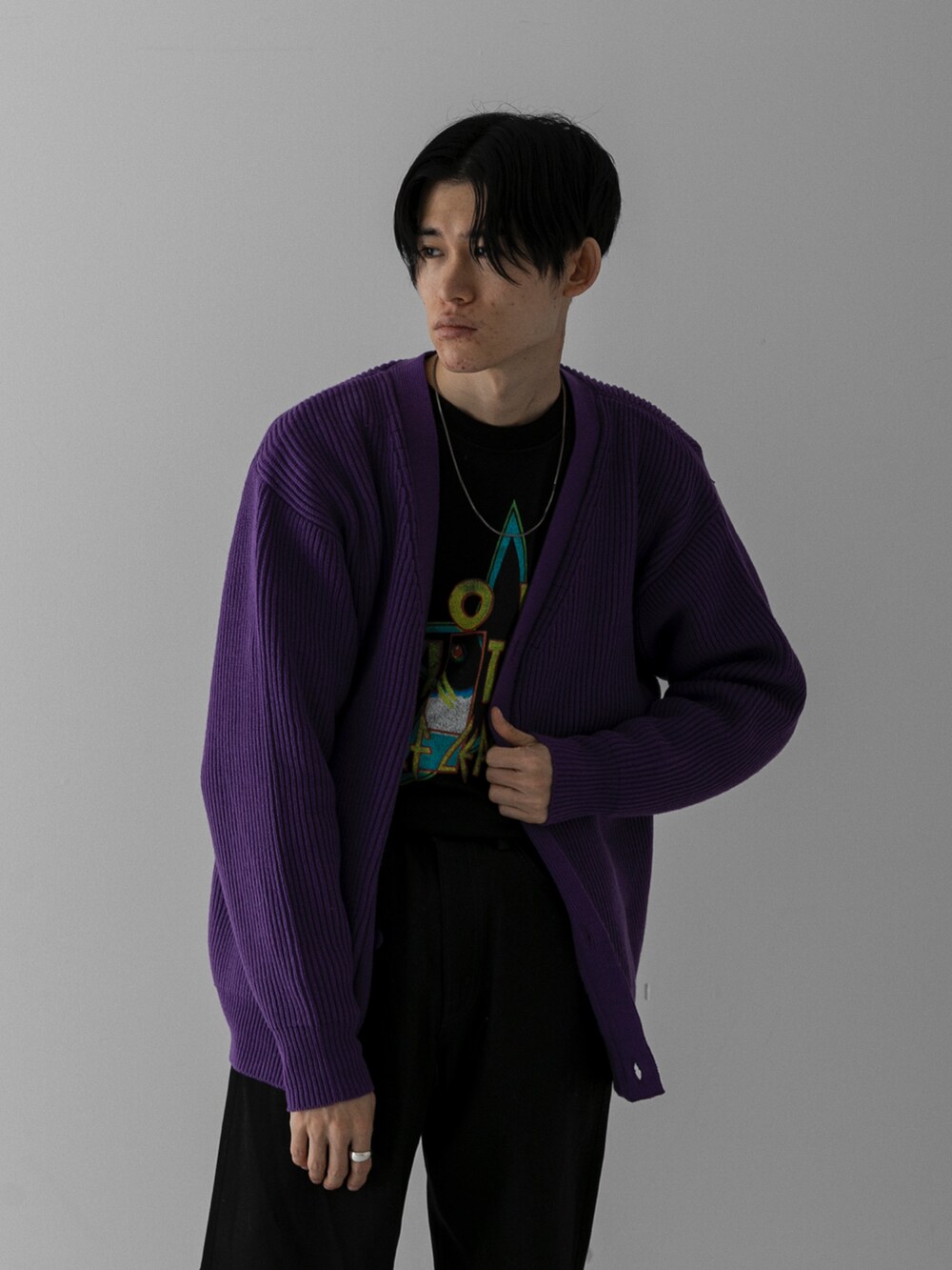 パープル系のカーディガン/ボレロ、ホワイト系のスウェット、ブラック系のデニムパンツを着用したメンズの冬コーディネートの3枚目の写真