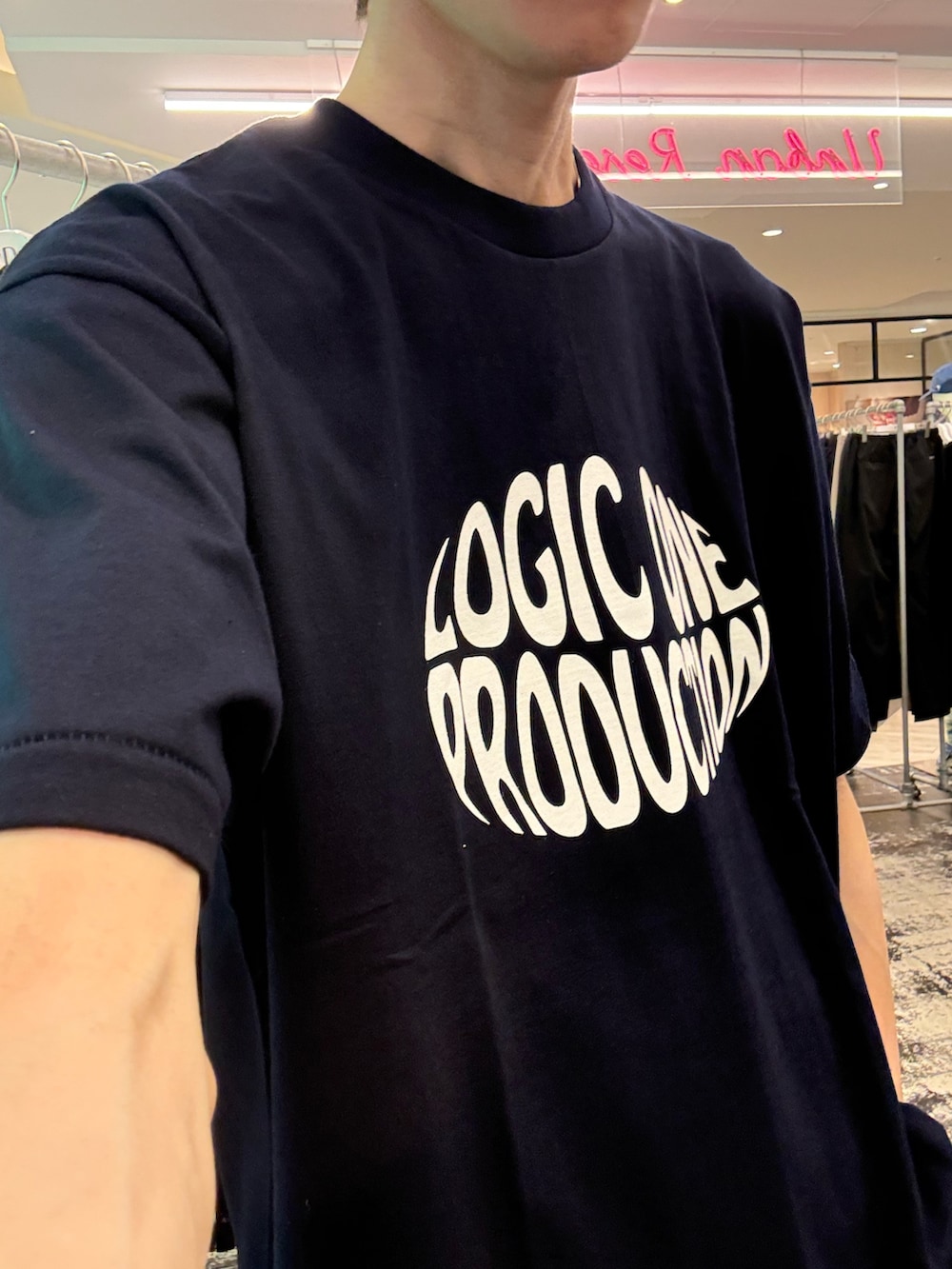 ブルー系のTシャツ/カットソー、ブラウン系のその他パンツ、レッド系のキャップを着用したメンズの夏コーディネートの2枚目の写真