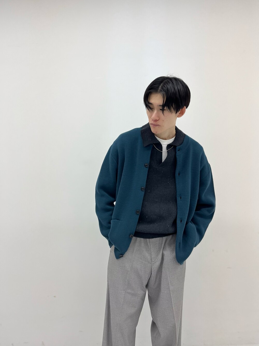 その他のその他パンツ、ブラック系のドレスシューズ、ブラック系のニット/セーターを着用したメンズの秋コーディネートの2枚目の写真