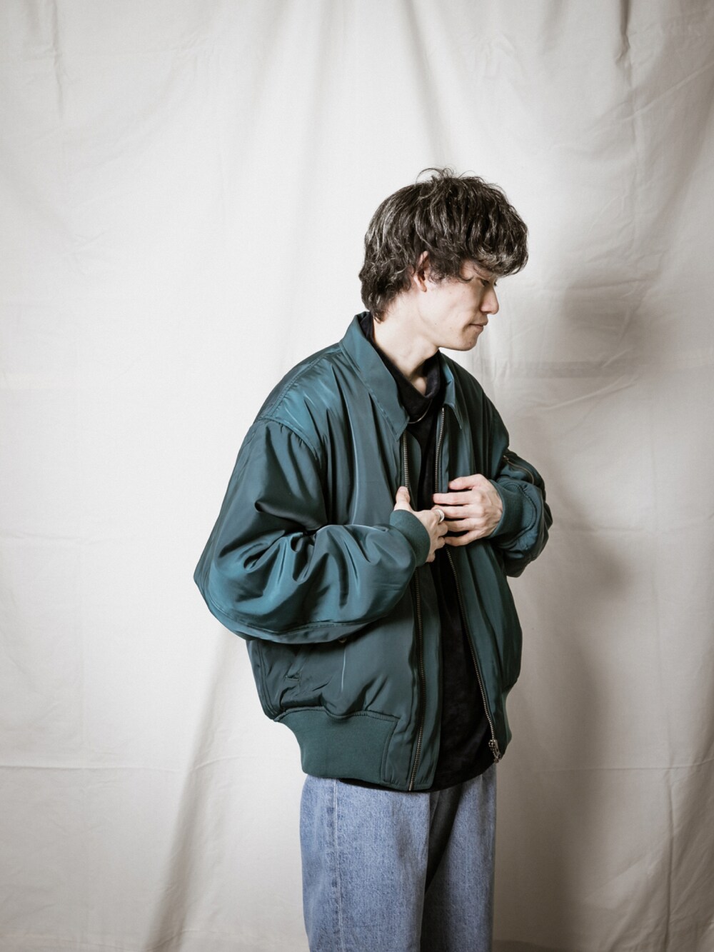 ブルー系のデニムパンツ、グレー系のスニーカー、ブラウン系のTシャツ/カットソーを着用したメンズの秋コーディネートの3枚目の写真