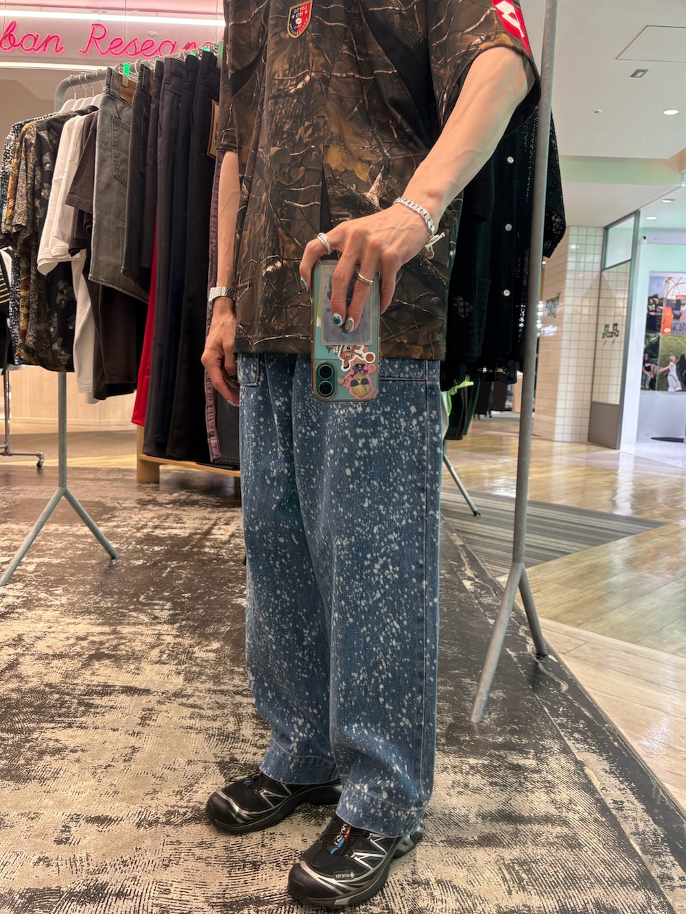その他のTシャツ/カットソー、ブルー系のデニムパンツ、ブラック系のスニーカーを着用したメンズの夏コーディネートの4枚目の写真