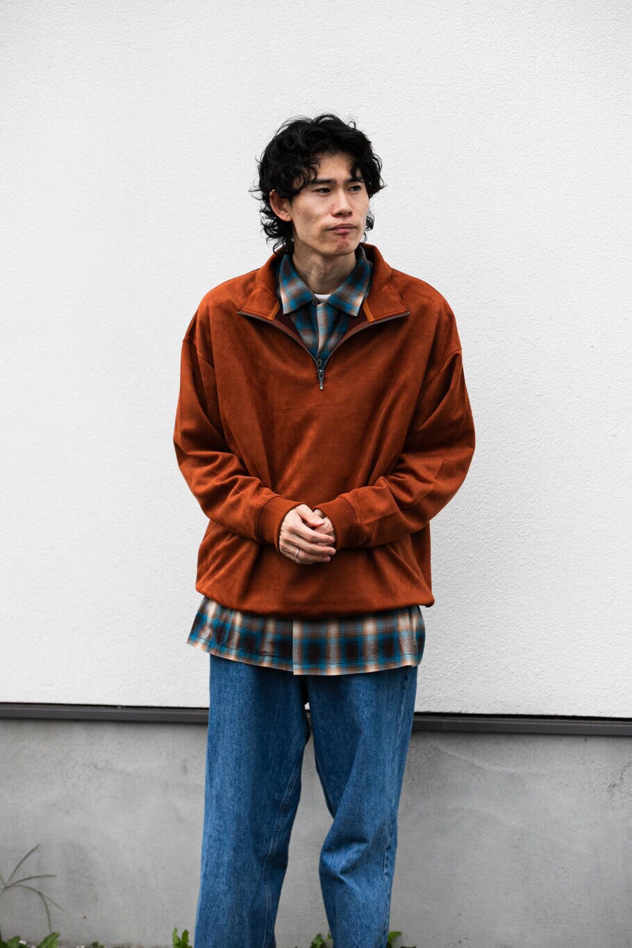 ブルー系のデニムパンツ、ブラウン系のTシャツ/カットソーを着用したメンズの冬コーディネートの3枚目の写真