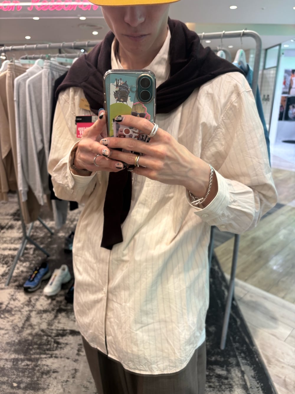 ブラウン系のその他パンツ、シルバー系のスニーカー、ホワイト系のシャツ/ブラウスを着用したメンズの春コーディネートの2枚目の写真