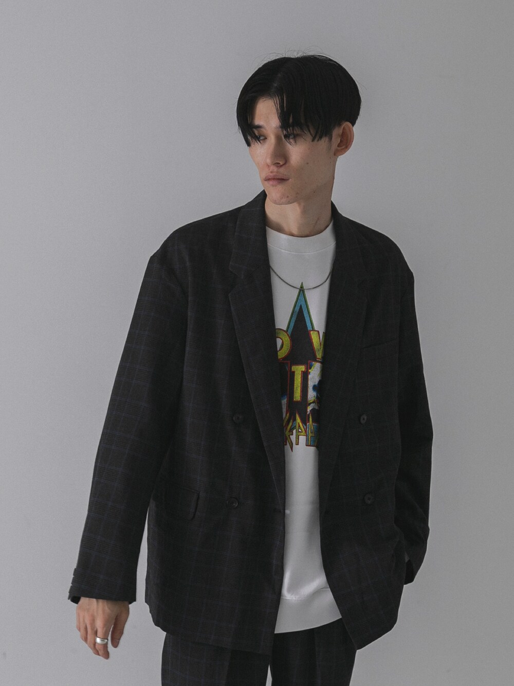 その他のその他パンツ、ブラック系のローファー、その他のジャケット/アウターを着用したメンズの秋コーディネートの3枚目の写真