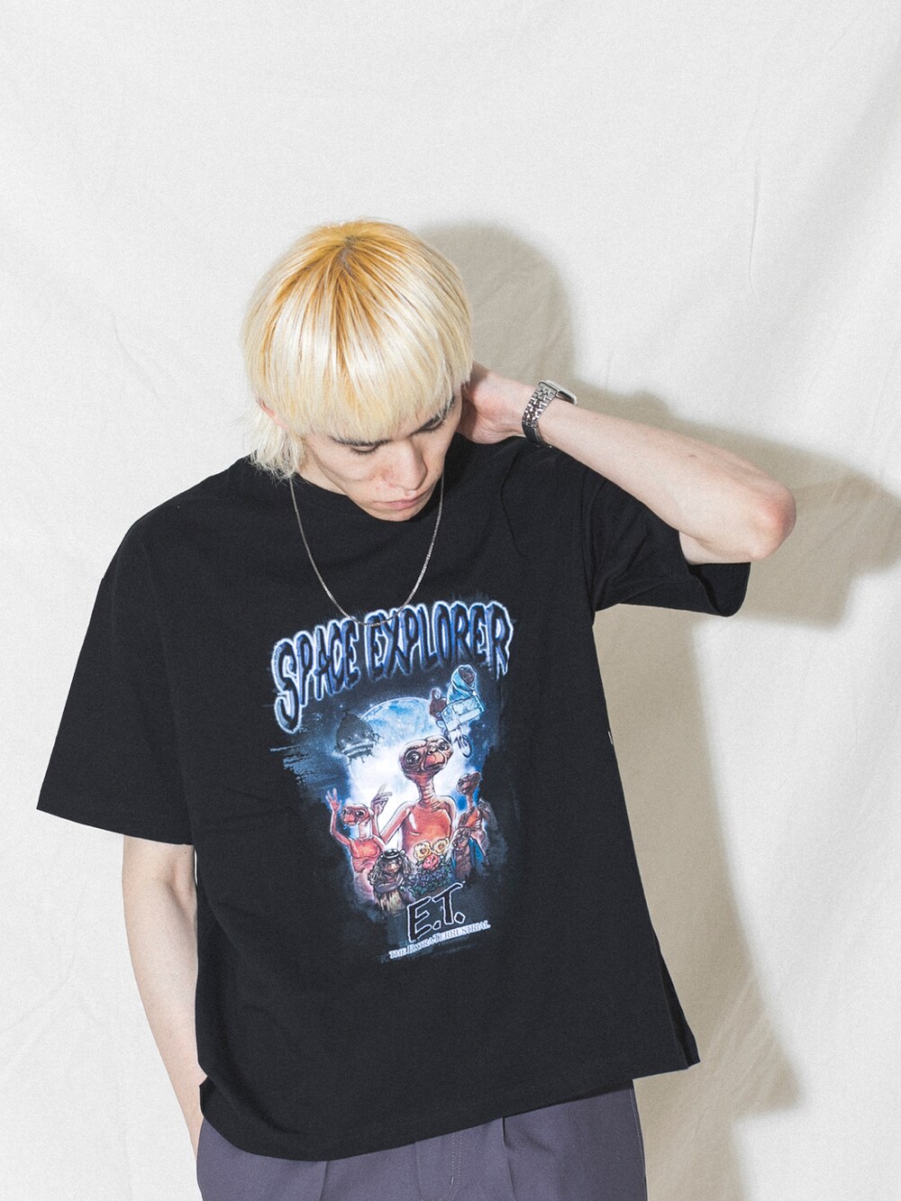 グレー系のその他パンツ、その他のTシャツ/カットソー、ブラック系のサンダルを着用したメンズの春コーディネートの2枚目の写真