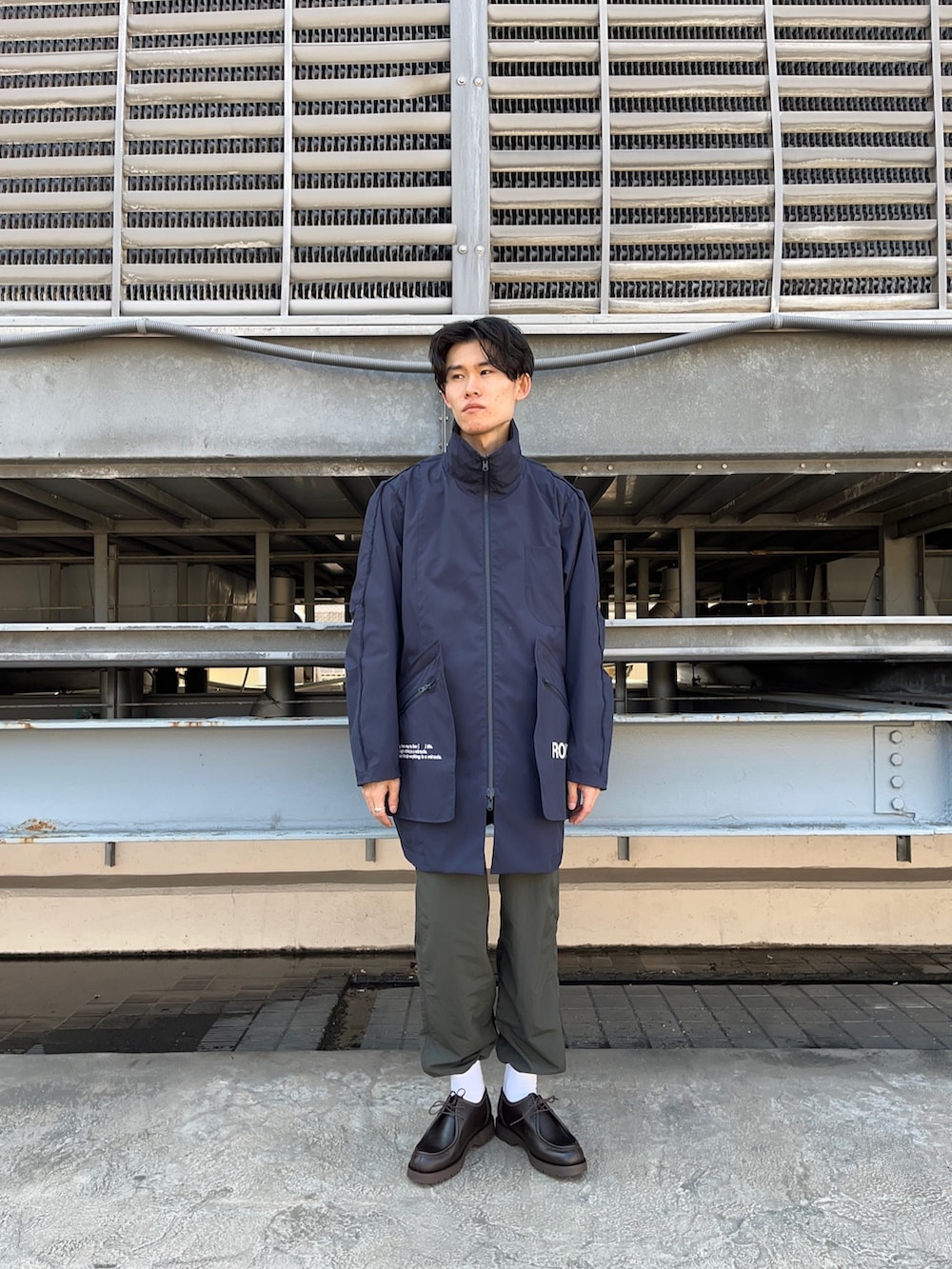 ブルー系のジャケット/アウター、その他のシャツ/ブラウス、グリーン系のパンツを着用したメンズの春コーディネートの4枚目の写真