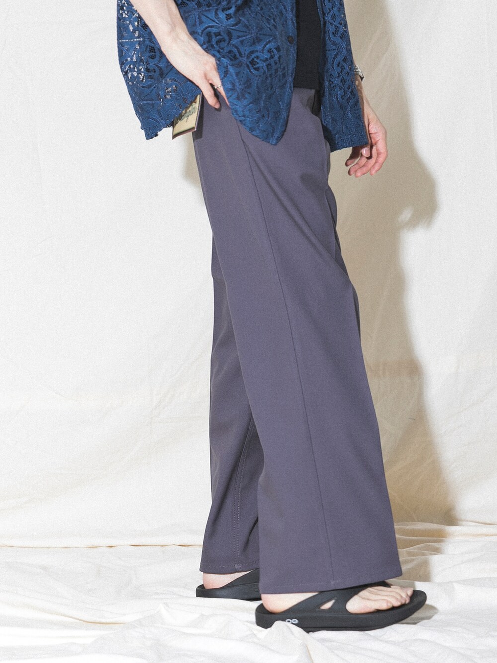 グレー系のその他パンツ、ブルー系のシャツ/ブラウス、ブラック系のサンダルを着用したメンズの春コーディネートの3枚目の写真