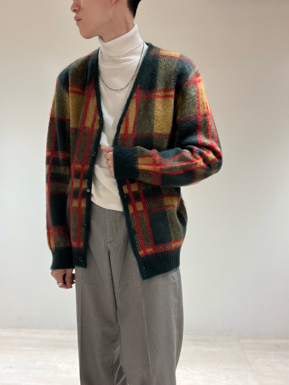 その他のその他パンツ、ブラック系のローファー、グリーン系のカーディガン/ボレロを着用したメンズの秋コーディネートの2枚目の写真