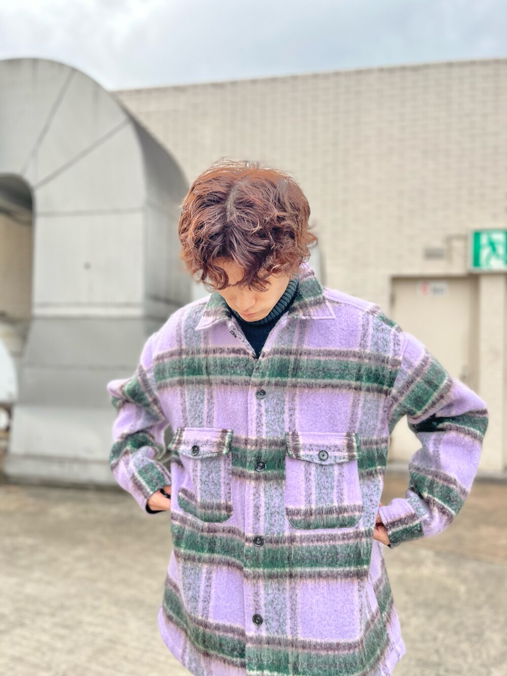 ブラック系のその他パンツ、ベージュ系のニット/セーター、パープル系のジャケット/アウターを着用したメンズの冬コーディネートの3枚目の写真