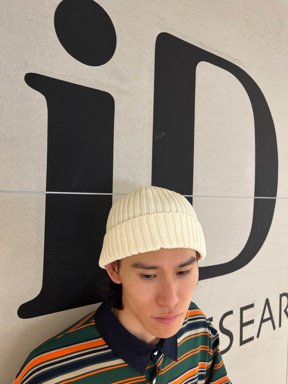 ブルー系のデニムパンツ、グリーン系のTシャツ/カットソー、ブラウン系のその他シューズを着用したメンズの夏コーディネートの2枚目の写真