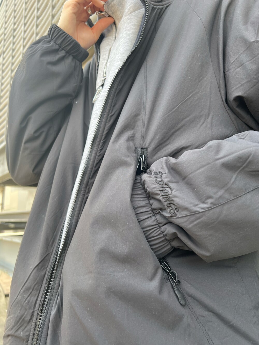 オレンジ系のスニーカー、ブルー系のパンツ、ブラック系のブルゾンを着用したメンズの秋コーディネートの2枚目の写真