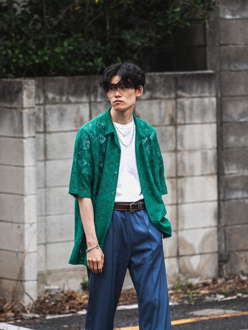 ブルー系のその他パンツ、グレー系のその他シューズ、ブラック系のシャツ/ブラウスを着用したメンズの春コーディネートの2枚目の写真