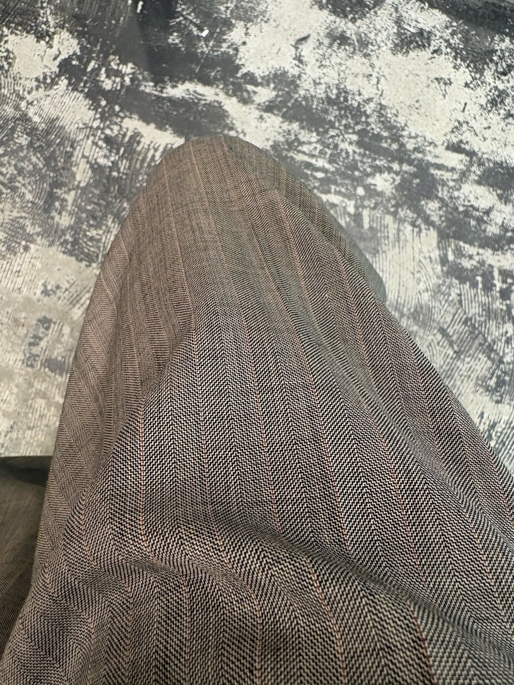 ブラウン系のその他パンツ、シルバー系のスニーカー、ホワイト系のシャツ/ブラウスを着用したメンズの春コーディネートの5枚目の写真