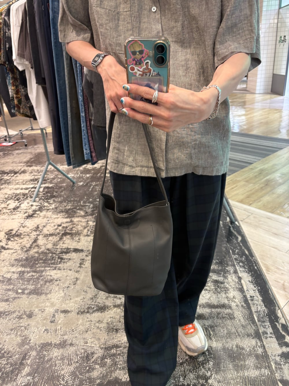 グリーン系のシャツ/ブラウス、その他のその他パンツ、グレー系のトートバッグを着用したメンズの夏コーディネートの3枚目の写真