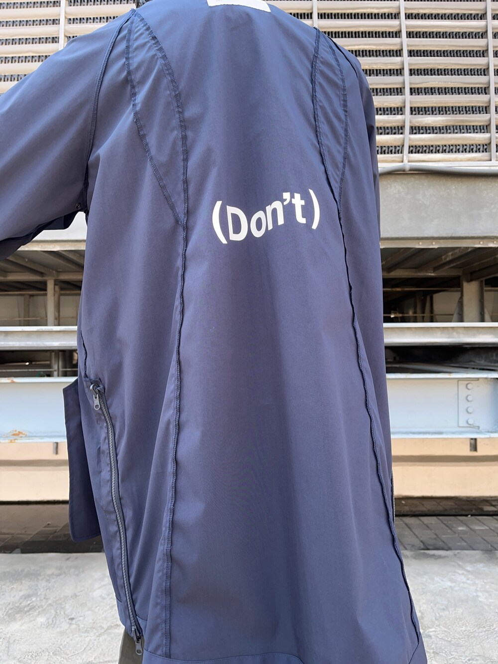 ブルー系のジャケット/アウター、その他のシャツ/ブラウス、グリーン系のパンツを着用したメンズの春コーディネートの6枚目の写真