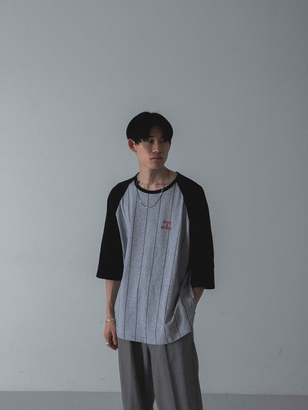 グレー系のTシャツ/カットソーを着用したメンズの夏コーディネートの2枚目の写真