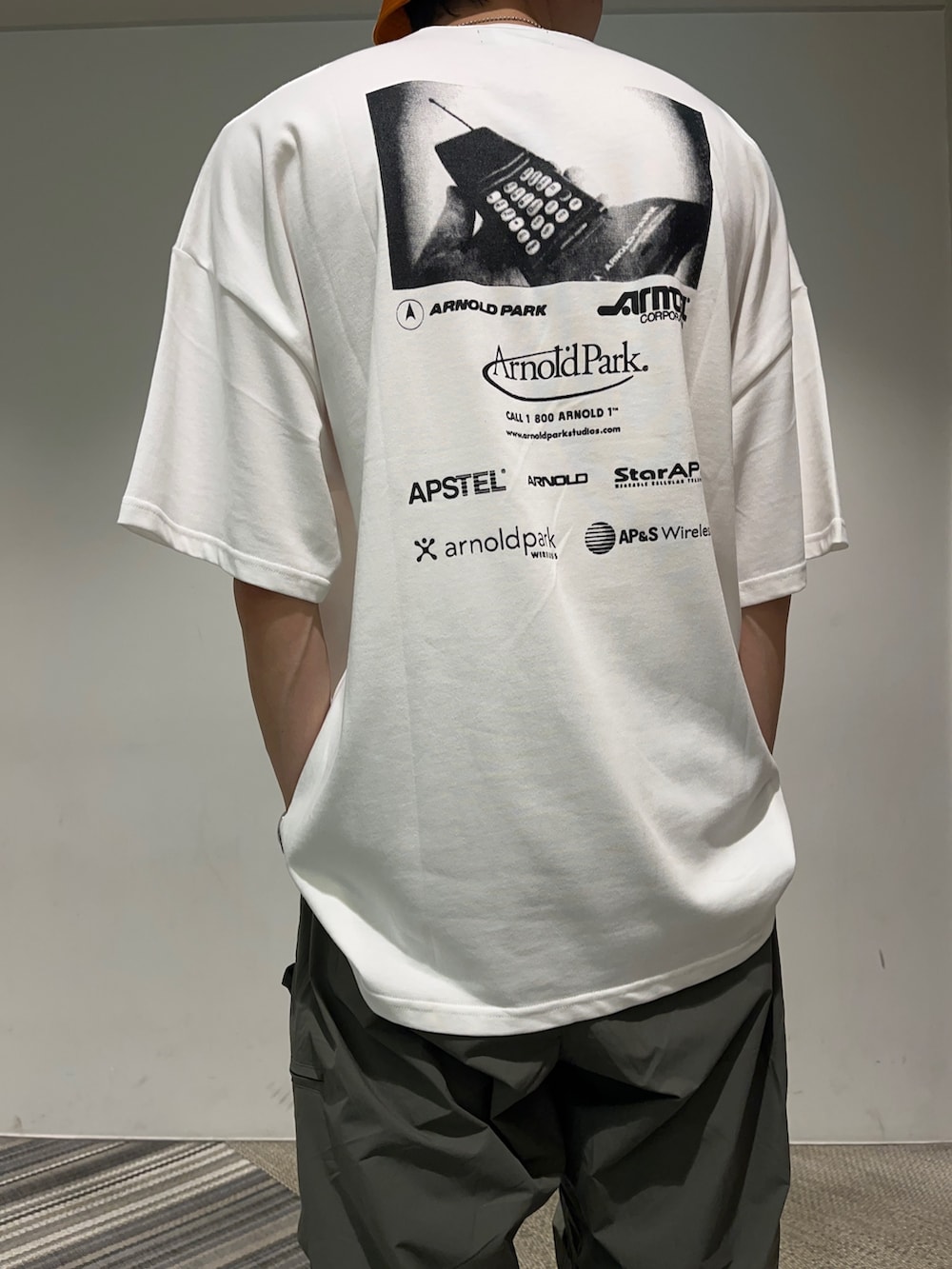 グリーン系のその他パンツ、ホワイト系のスニーカー、シルバー系のネックレスを着用したメンズの夏コーディネートの3枚目の写真