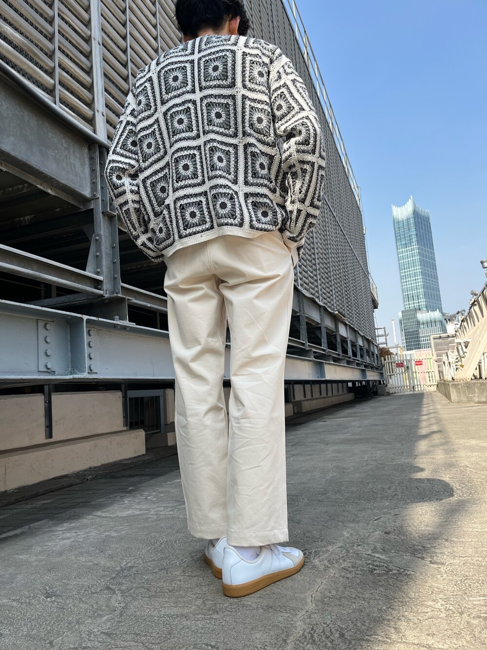 グリーン系のシャツ/ブラウス、ホワイト系のチノパンツ、ホワイト系のスニーカーを着用したメンズの春コーディネートの3枚目の写真