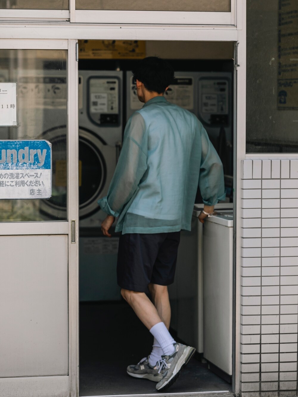 グリーン系のシャツ/ブラウスを着用したメンズの夏コーディネートの2枚目の写真