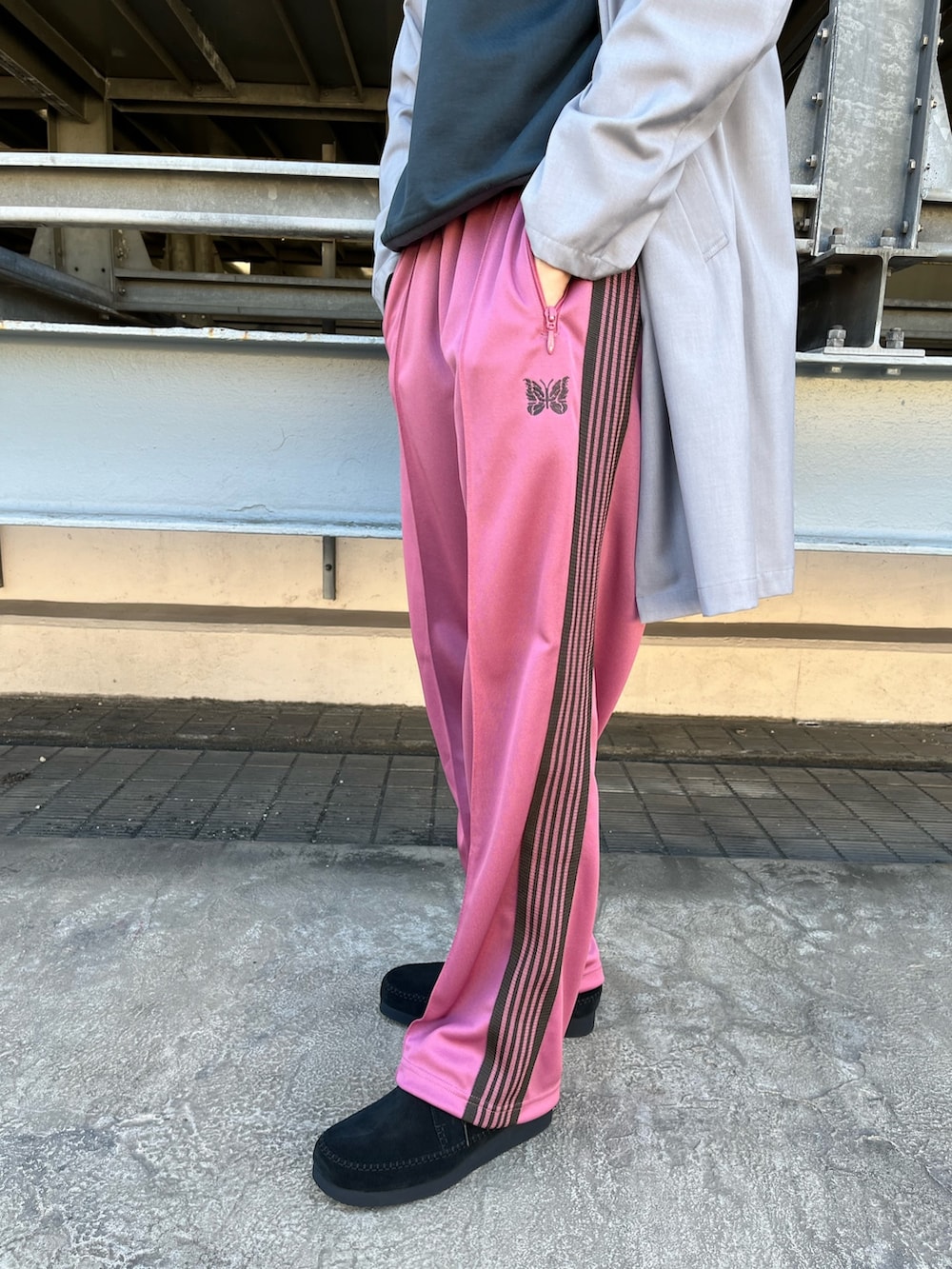 グリーン系のスウェット、ピンク系のその他パンツ、ブルー系のその他アウターを着用したメンズの春コーディネートの3枚目の写真