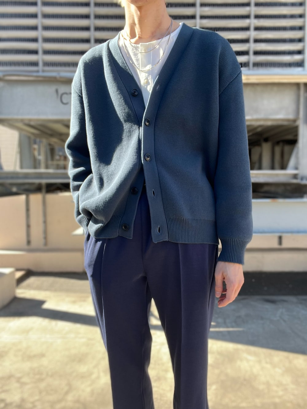 グリーン系のその他パンツ、ホワイト系のTシャツ/カットソー、グレー系のカーディガン/ボレロを着用したメンズの冬コーディネートの3枚目の写真