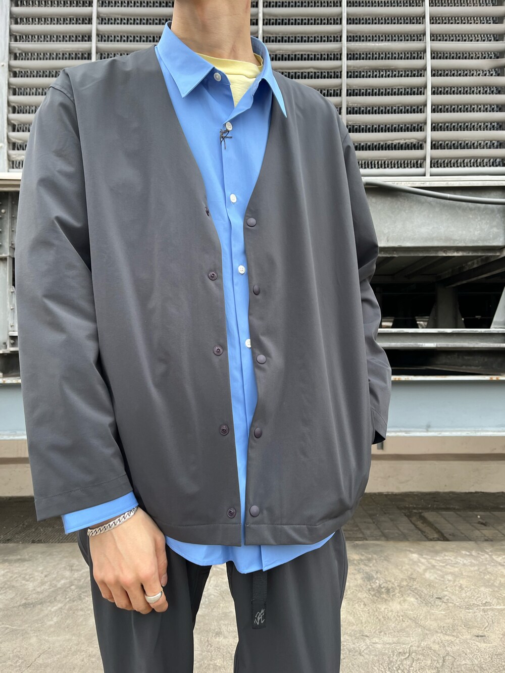 グレー系のその他パンツ、ブルー系のシャツ/ブラウス、グレー系のカーディガン/ボレロを着用したメンズの冬コーディネートの2枚目の写真