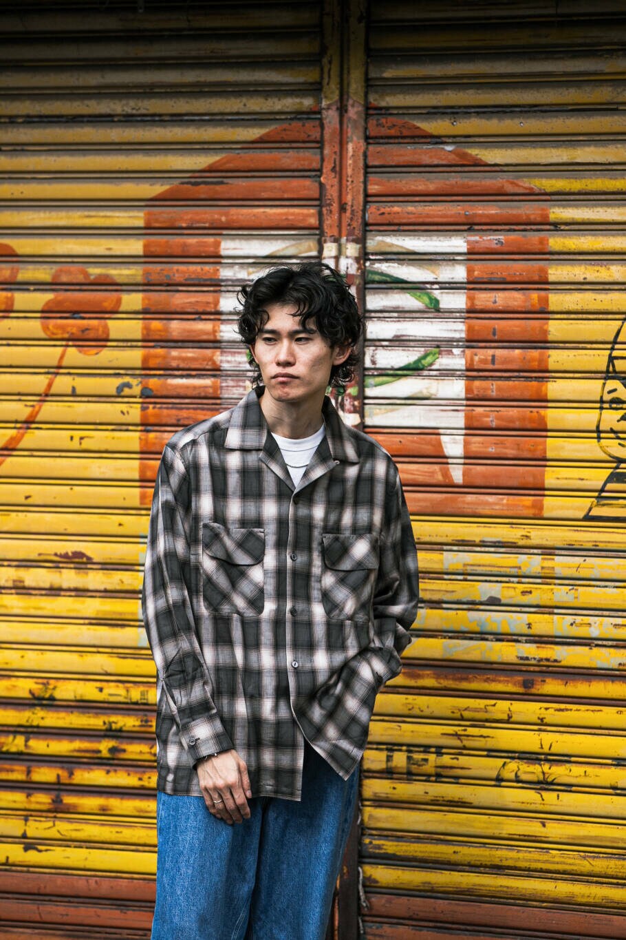 ブルー系のデニムパンツ、グレー系のシャツ/ブラウスを着用したメンズの冬コーディネートの2枚目の写真