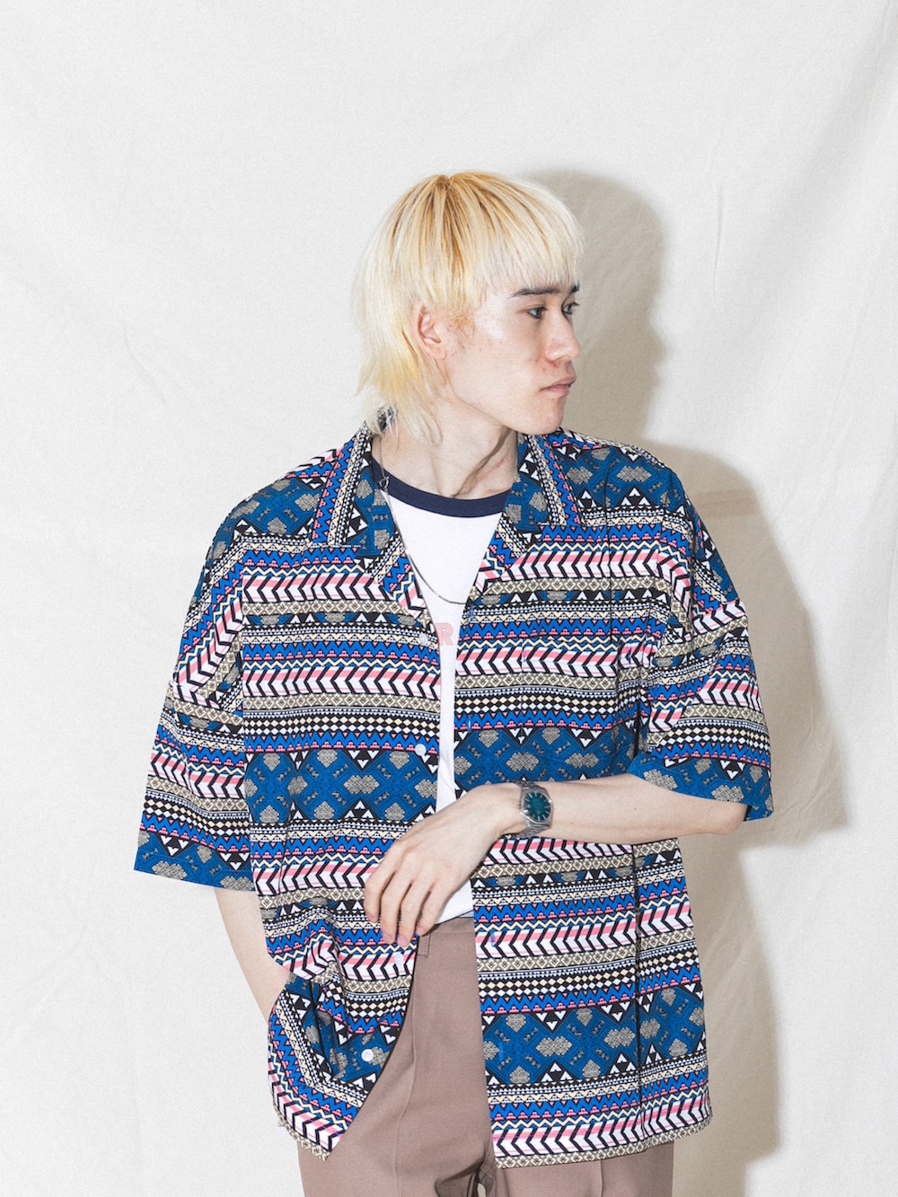 ブルー系のシャツ/ブラウス、ベージュ系のその他パンツ、ホワイト系のサンダルを着用したメンズの春コーディネートの2枚目の写真