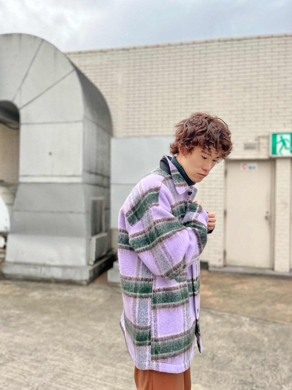 ブラック系のその他パンツ、ベージュ系のニット/セーター、パープル系のジャケット/アウターを着用したメンズの冬コーディネートの4枚目の写真