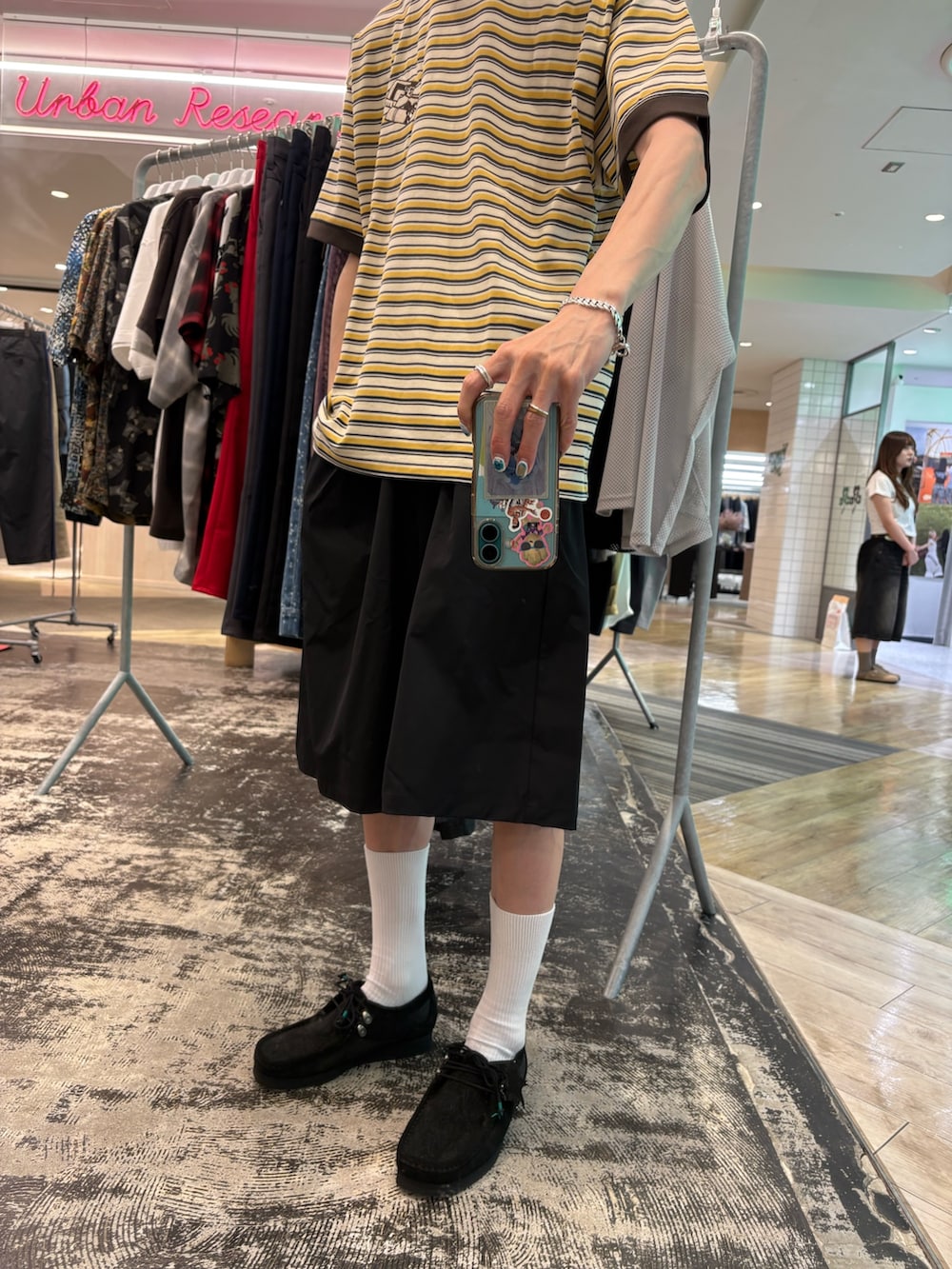 イエロー系のTシャツ/カットソー、ブラック系のその他パンツ、ブラック系のその他シューズを着用したメンズの夏コーディネートの3枚目の写真