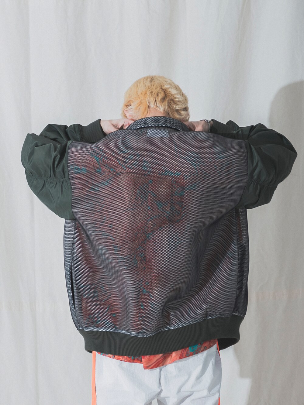 ブラック系のその他パンツ、グレー系のスニーカー、ブルー系のブルゾンを着用したメンズの春コーディネートの4枚目の写真