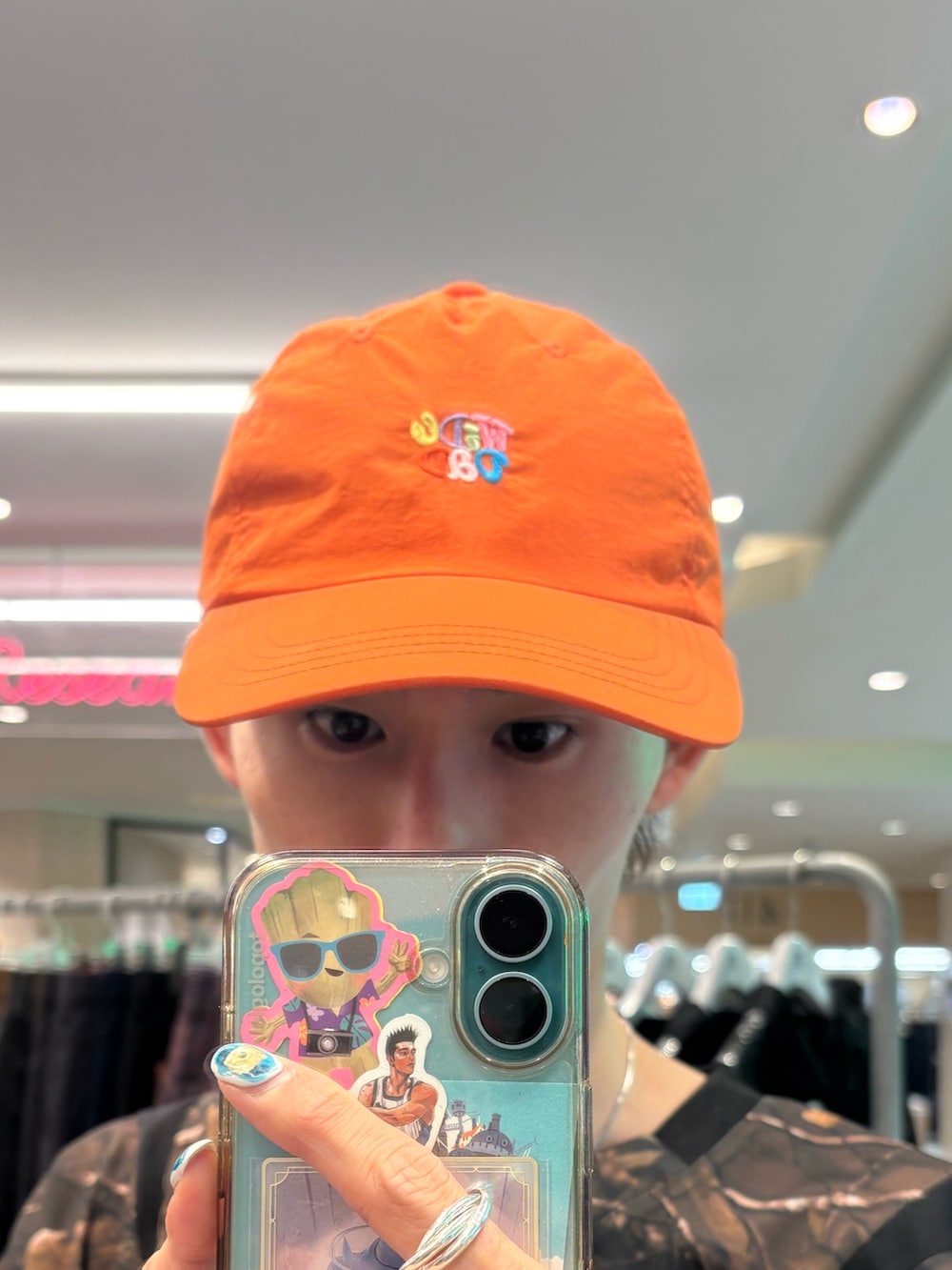 その他のTシャツ/カットソー、ブルー系のデニムパンツ、ブラック系のスニーカーを着用したメンズの夏コーディネートの3枚目の写真