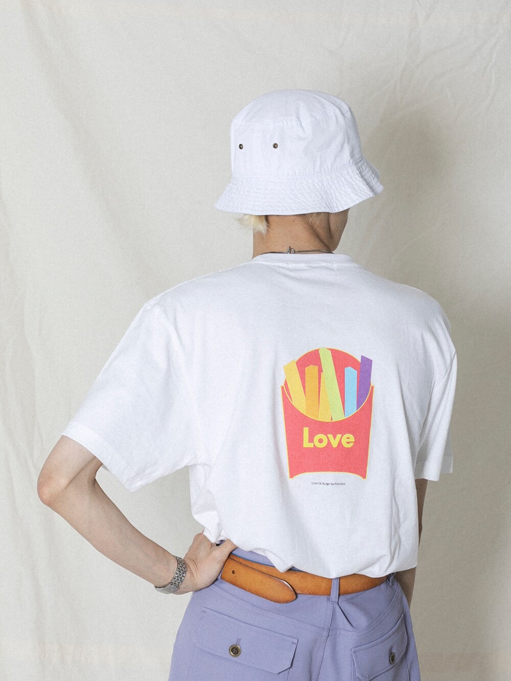 ホワイト系のTシャツ/カットソー、パープル系のその他パンツ、ホワイト系のハットを着用したメンズの夏コーディネートの3枚目の写真