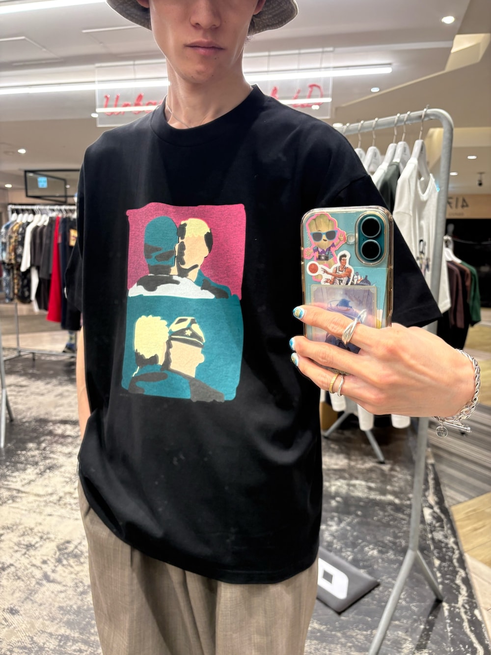 ブラウン系のその他パンツ、ブラック系のTシャツ/カットソー、シルバー系のスニーカーを着用したメンズの夏コーディネートの2枚目の写真