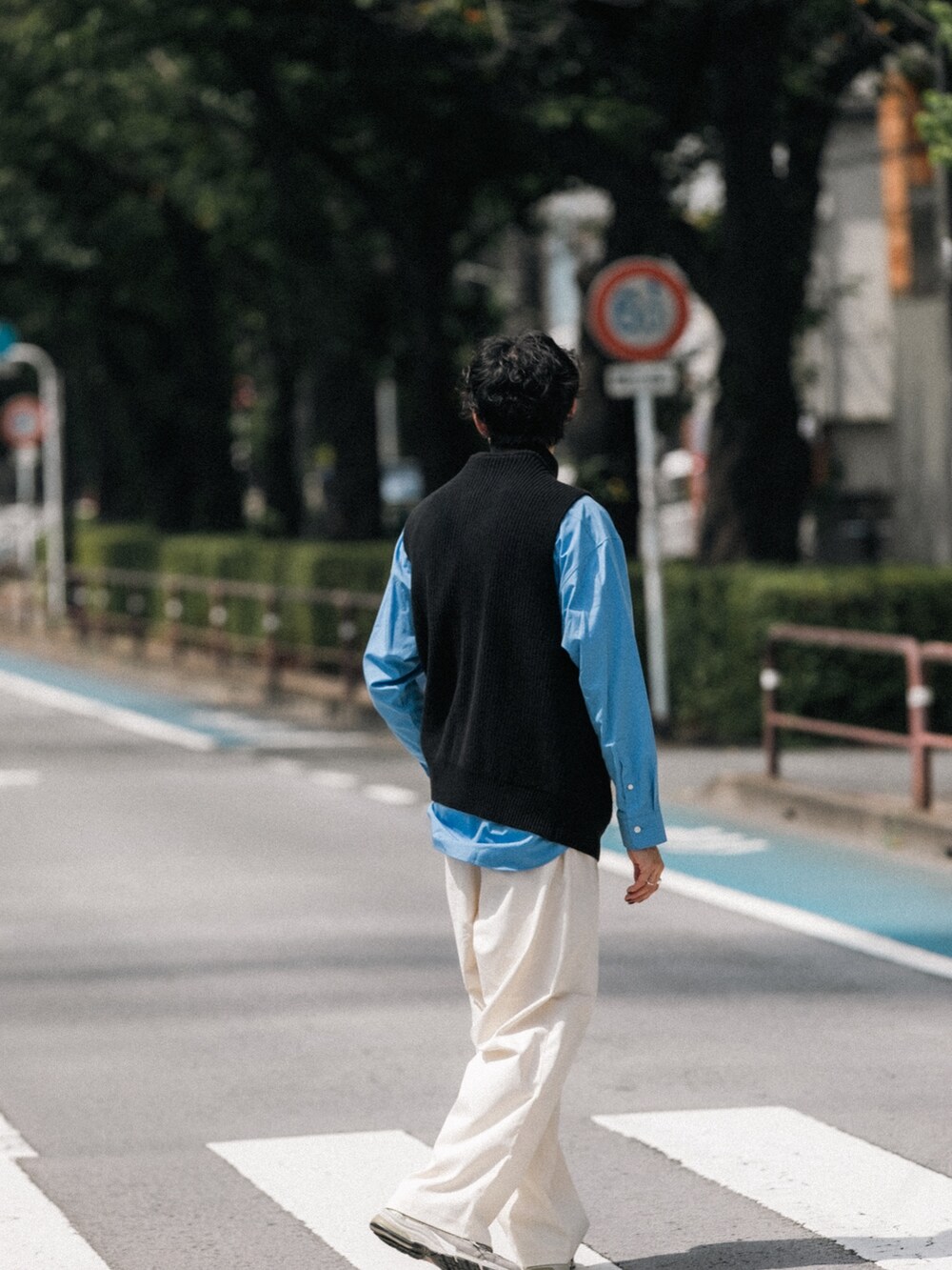 ブラック系のベスト、ブルー系のシャツ/ブラウス、ホワイト系のその他パンツを着用したメンズの秋コーディネートの3枚目の写真