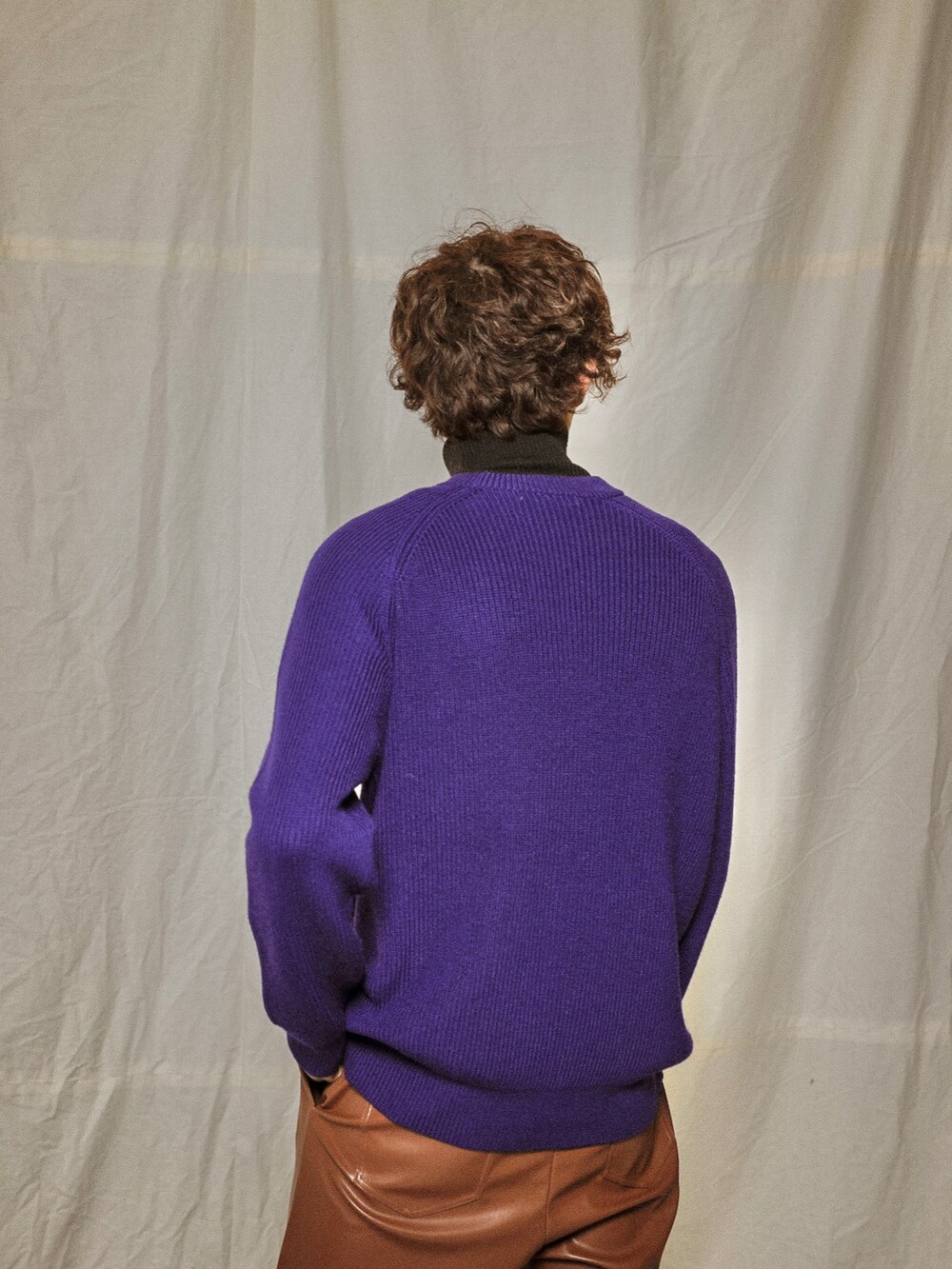 ブラック系のその他パンツ、パープル系のニット/セーターを着用したメンズの冬コーディネートの3枚目の写真