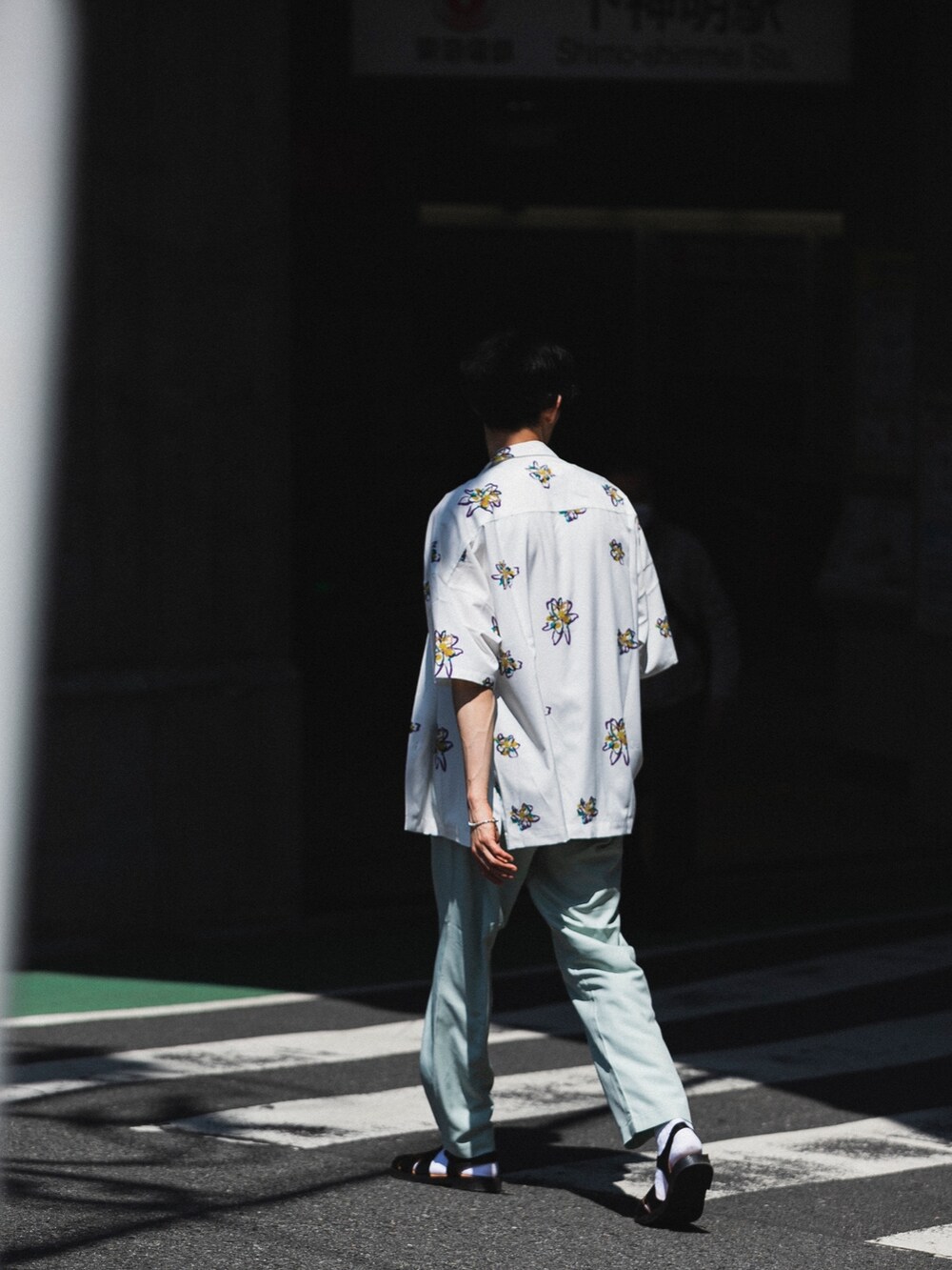 グレー系のその他パンツ、ブラック系のシャツ/ブラウスを着用したメンズの春コーディネートの2枚目の写真