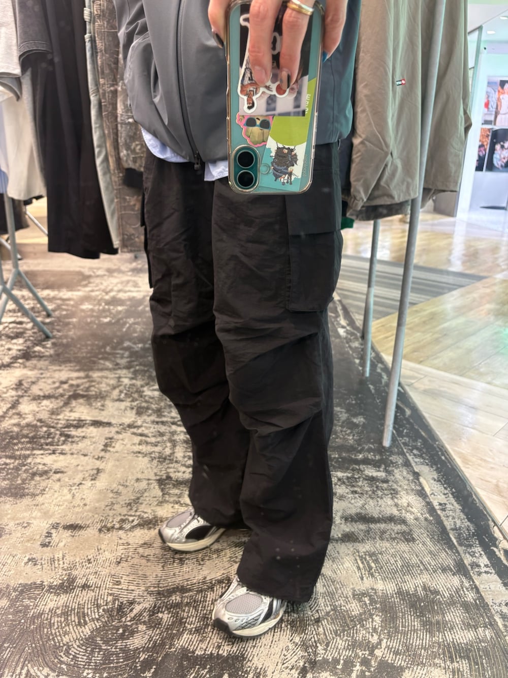 グレー系のマウンテンパーカー、ブルー系のシャツ/ブラウス、ブラック系のその他パンツを着用したメンズの春コーディネートの3枚目の写真