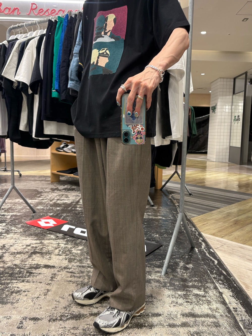 ブラウン系のその他パンツ、ブラック系のTシャツ/カットソー、シルバー系のスニーカーを着用したメンズの夏コーディネートの4枚目の写真