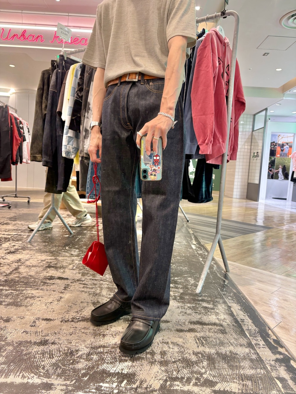 ブルー系のデニムパンツ、ホワイト系のTシャツ/カットソー、ブラック系のローファーを着用したメンズの秋コーディネートの2枚目の写真